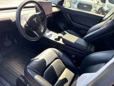 Used 2022 Tesla Model Y Long Range AWD/4WD image 32