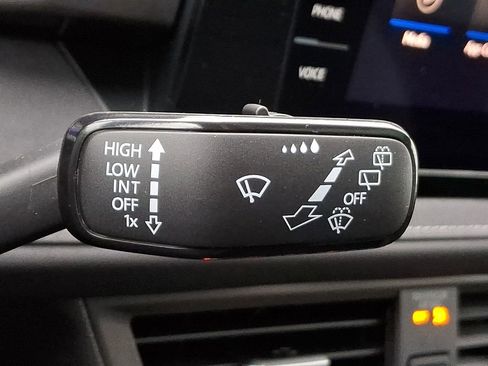 Certified 2025 Volkswagen Taos SE image 22