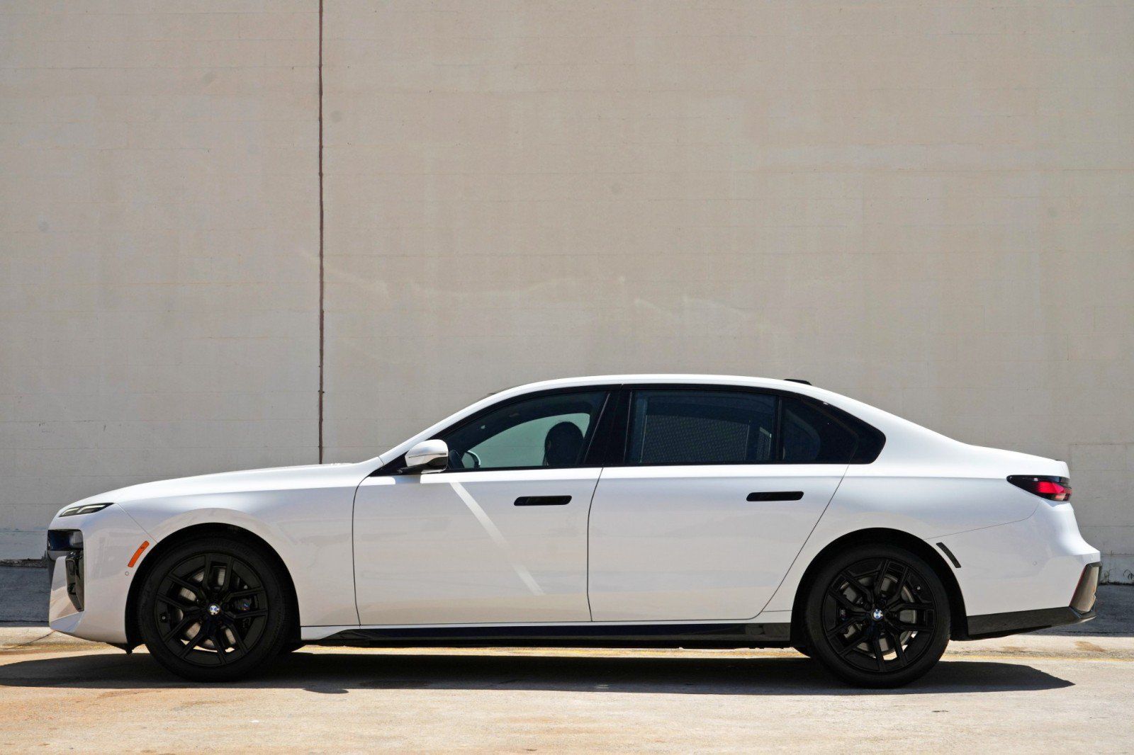Used 2023 BMW 740i w/ Parking Assistance Package RWD image 9