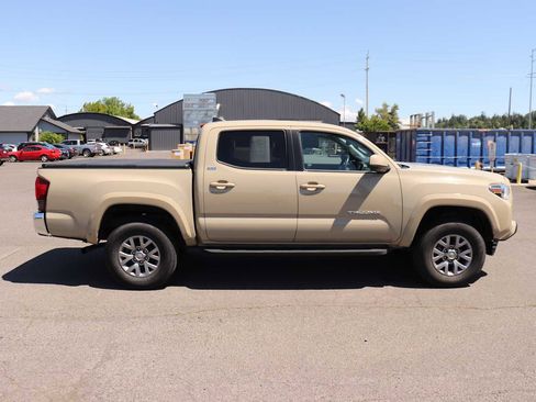 Used 2019 Toyota Tacoma SR5 AWD/4WD image 4