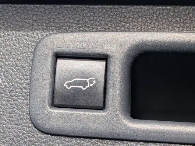 Used 2022 Toyota Highlander Bronze Edition FWD image 13