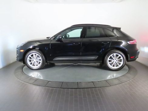 Certified 2025 Porsche Macan AWD/4WD image 2