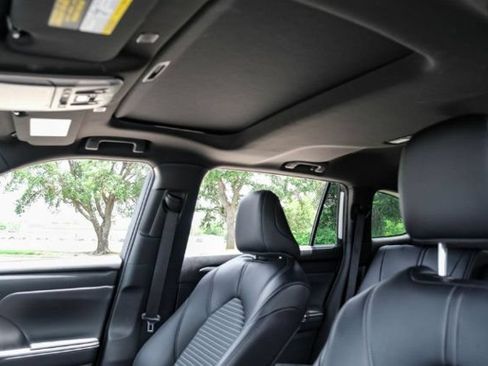 Used 2023 Toyota Highlander XSE FWD image 9