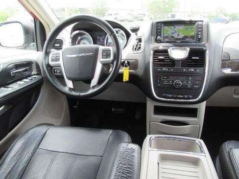 Used 2015 Chrysler Town & Country Touring FWD image 13