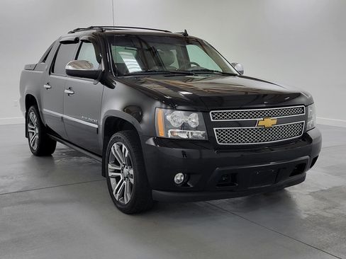 Used 2013 Chevrolet Avalanche LTZ AWD/4WD image 2