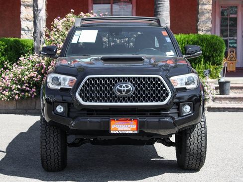 Used 2019 Toyota Tacoma TRD Sport image 3