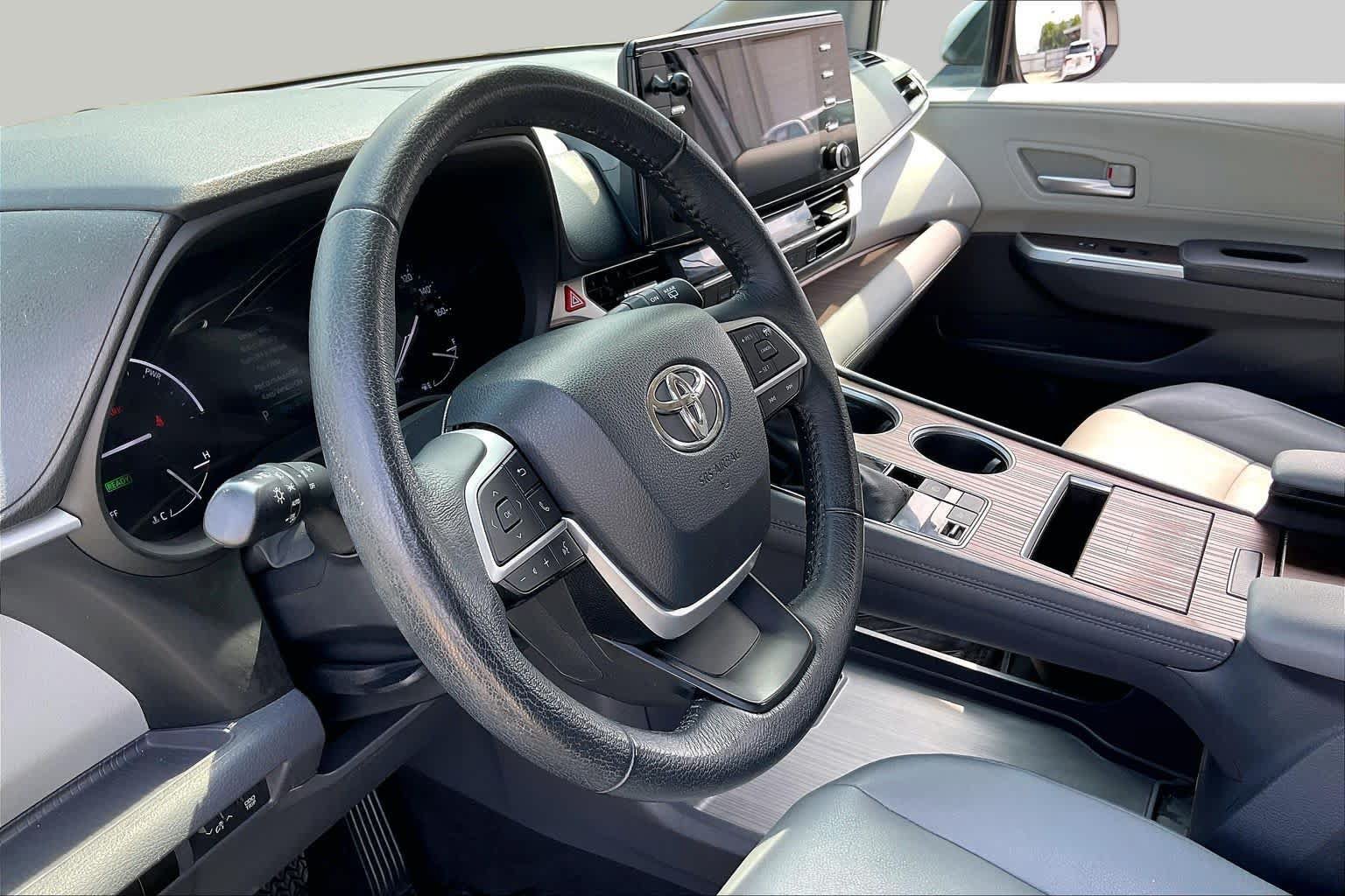 Used 2023 Toyota Sienna XLE FWD image 15