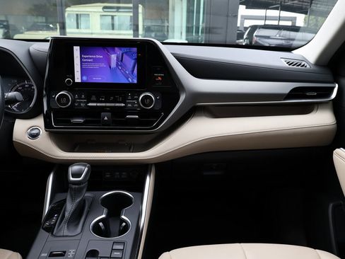 Used 2023 Toyota Highlander XLE image 22