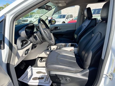 Used 2023 Chrysler Pacifica Touring-L FWD image 14