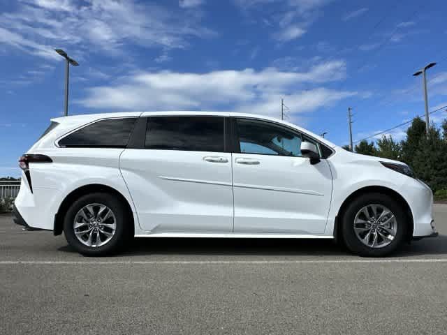 Used 2026 Toyota Sienna LE AWD/4WD image 3