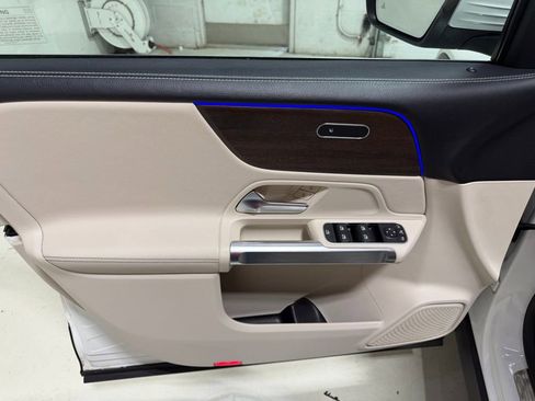 Used 2022 Mercedes-Benz GLB 250 4MATIC w/ Premium Package Lite image 29