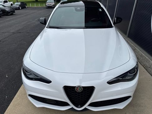 Used 2023 Alfa Romeo Giulia Veloce AWD/4WD image 9