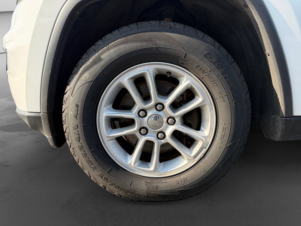 Used 2018 Jeep Grand Cherokee Laredo AWD/4WD image 14