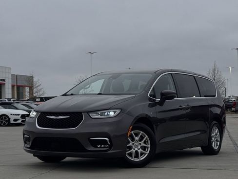 Used 2023 Chrysler Pacifica Touring-L image 2