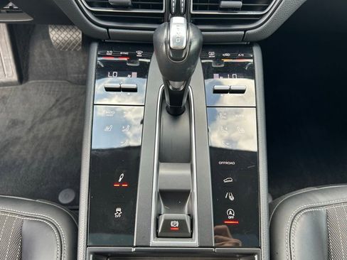 Used 2023 Porsche Macan Turbo AWD/4WD image 28