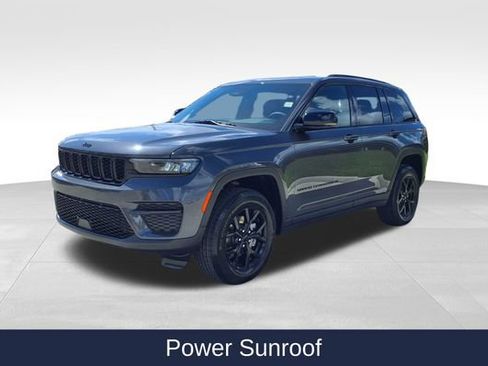 Used 2025 Jeep Grand Cherokee Altitude image 3