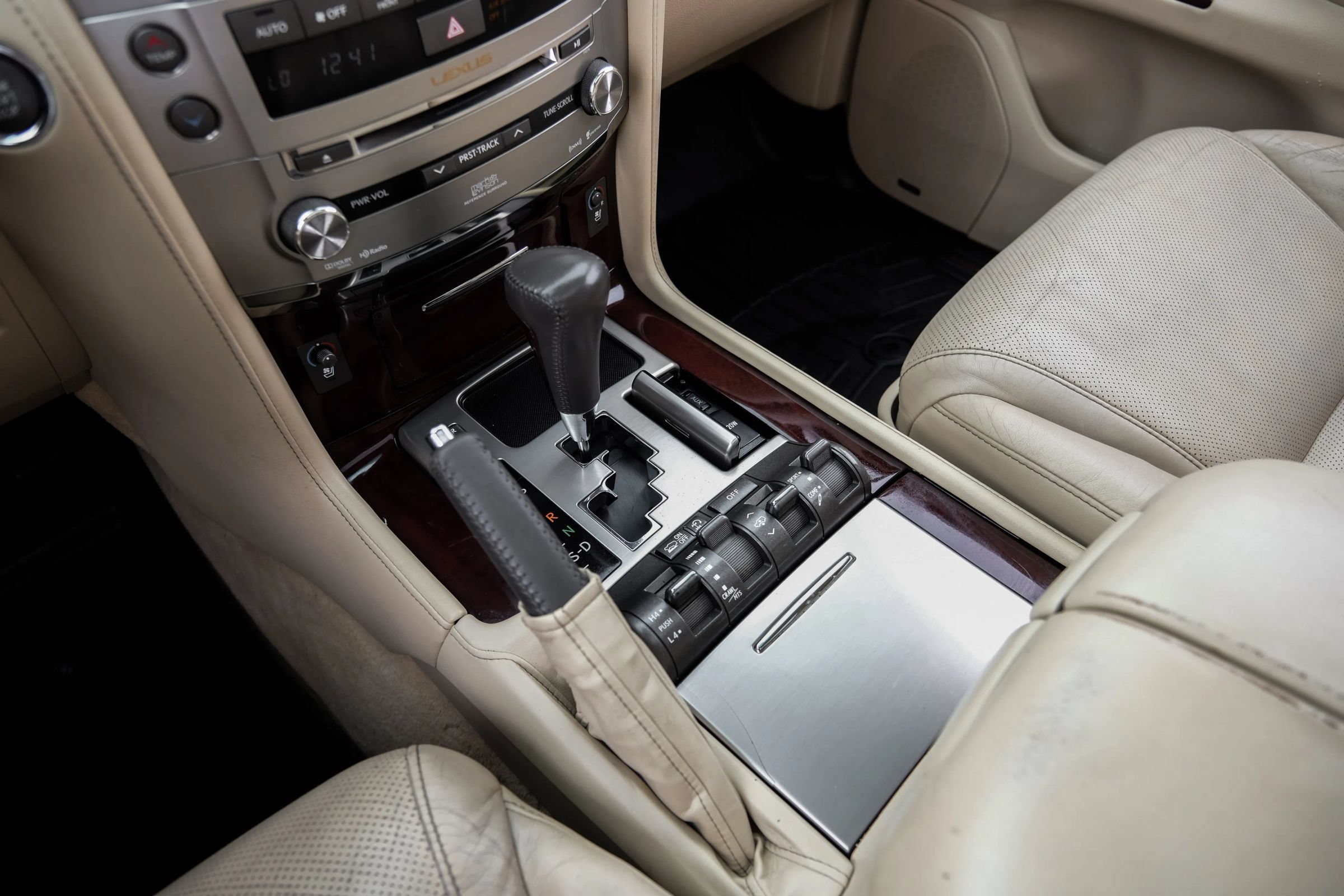 Used 2013 Lexus LX 570 4WD w/ Luxury Pkg image 29