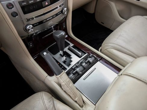 Used 2013 Lexus LX 570 4WD w/ Luxury Pkg image 29