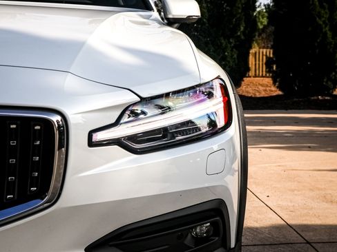 Used 2025 Volvo V60 B5 Cross Country Plus image 6