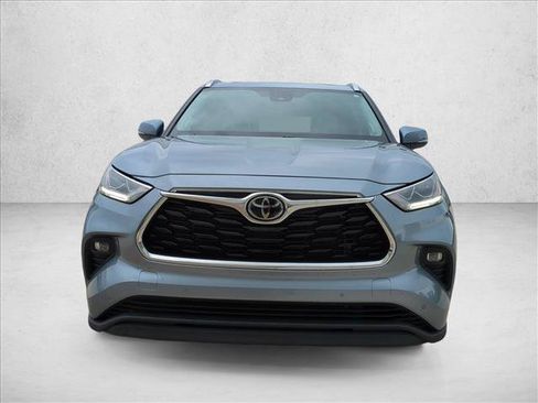 Used 2022 Toyota Highlander Limited FWD image 2