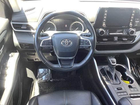 Used 2022 Toyota Highlander XLE AWD/4WD image 10