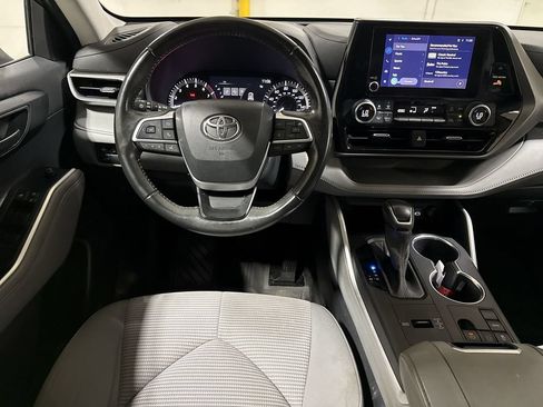 Used 2023 Toyota Highlander LE FWD image 11