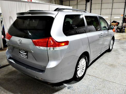 Used 2012 Toyota Sienna XLE FWD image 6
