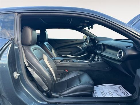 Used 2021 Chevrolet Camaro LT w/ Technology Package image 15