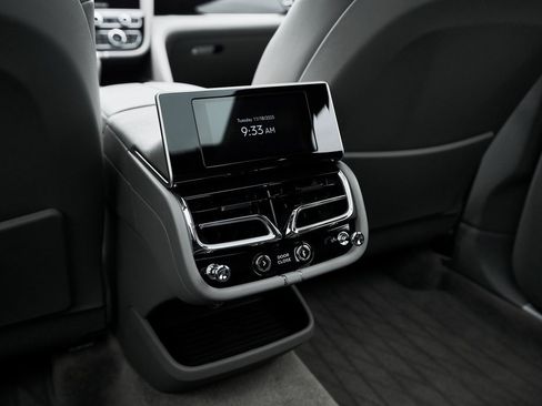 Used 2023 Bentley Bentayga Extended Wheelbase image 50