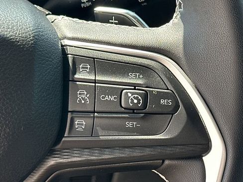 Used 2023 Jeep Grand Cherokee L Laredo image 30