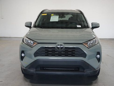 Used 2019 Toyota RAV4 XLE w/ Convenience Package FWD image 2