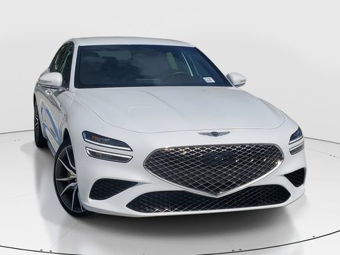 Used 2025 Genesis G70 2.5T image 3