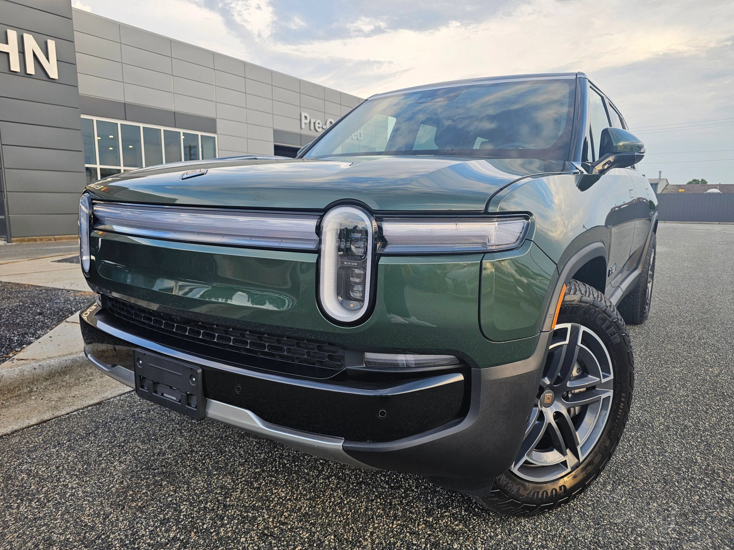 Used 2025 Rivian R1S Adventure Dual AWD/4WD image 1