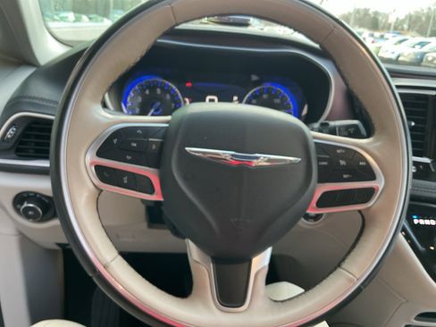 Used 2018 Chrysler Pacifica Limited w/ Tire & Wheel Group image 9