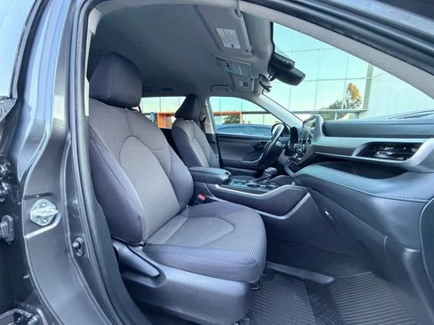 Used 2021 Toyota Highlander LE FWD image 12