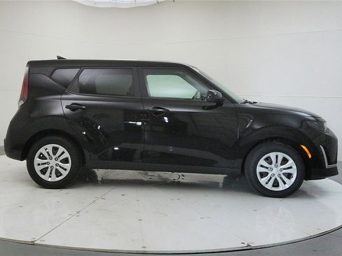 Used 2023 Kia Soul LX image 9