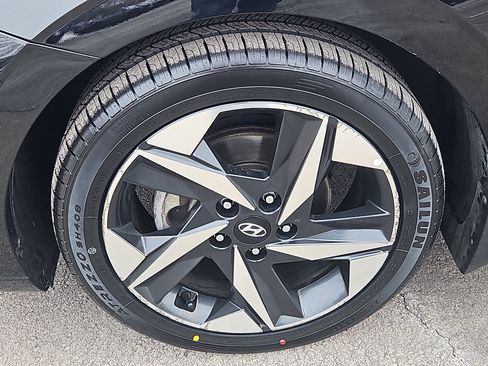 Used 2023 Hyundai Elantra Limited image 4