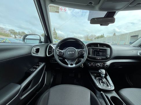 Used 2025 Kia Soul LX w/ LX Technology Package image 32