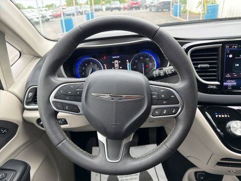 Used 2023 Chrysler Pacifica Touring-L FWD image 17