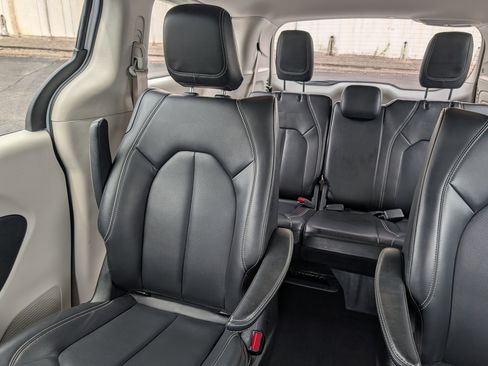 Used 2024 Chrysler Pacifica Limited FWD image 12