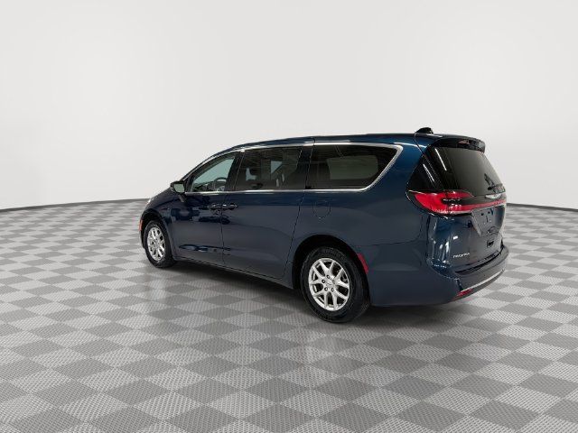 Used 2024 Chrysler Pacifica Touring-L FWD image 7
