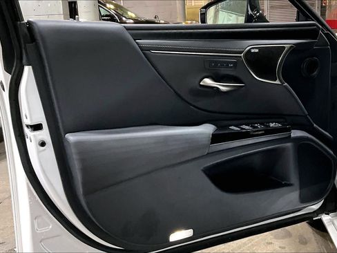 Used 2022 Lexus ES 300h w/ Accessory Package 2 image 21