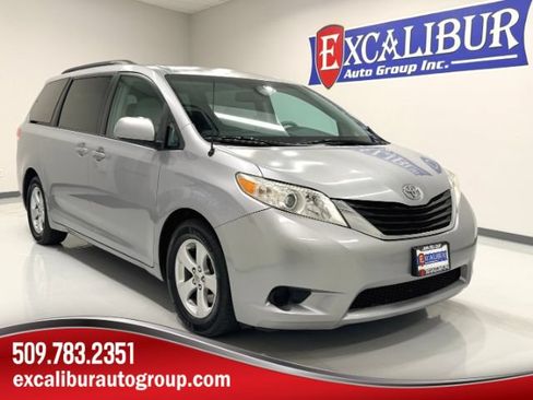 Used 2012 Toyota Sienna LE w/ Towing Pkg FWD image 1