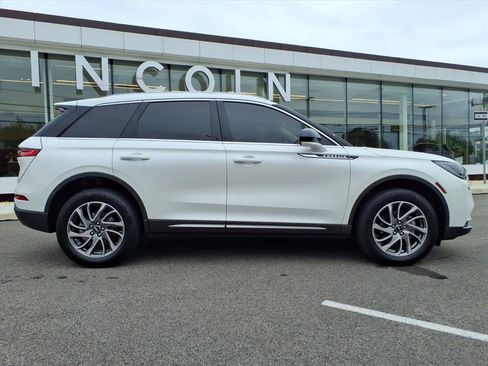 Certified 2022 Lincoln Corsair Standard w/ Equipment Group 101A image 8