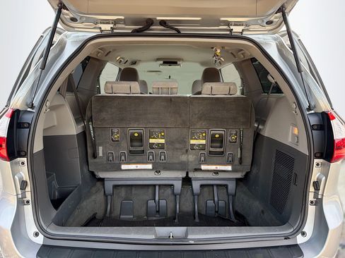 Used 2017 Toyota Sienna LE AWD/4WD image 7