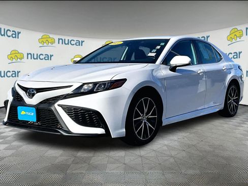 Used 2021 Toyota Camry SE image 3