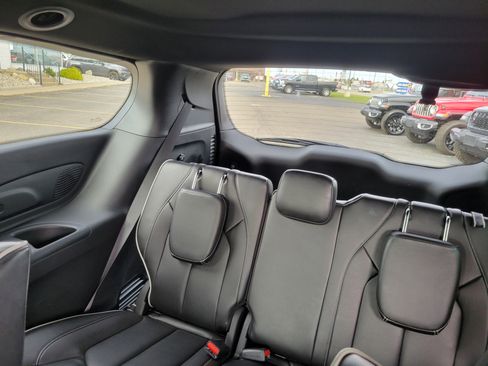 Used 2022 Chrysler Pacifica Limited w/ S Appearance Package FWD image 18