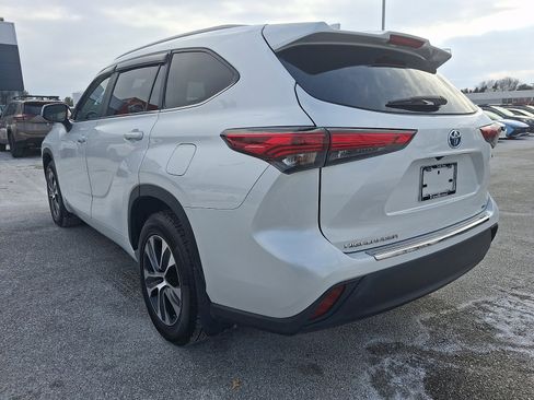 Used 2023 Toyota Highlander XLE image 4