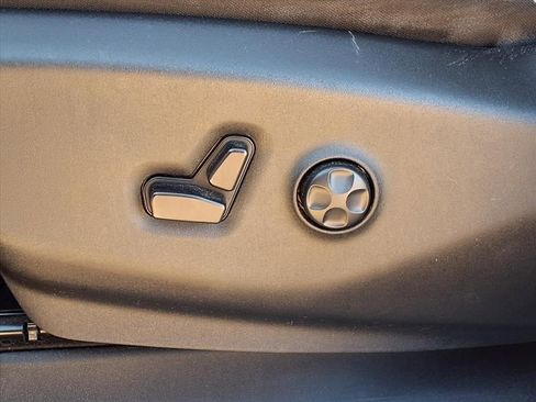 Used 2023 Chrysler Voyager LX image 22