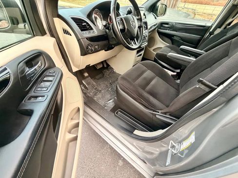 Used 2016 Dodge Grand Caravan SE image 10